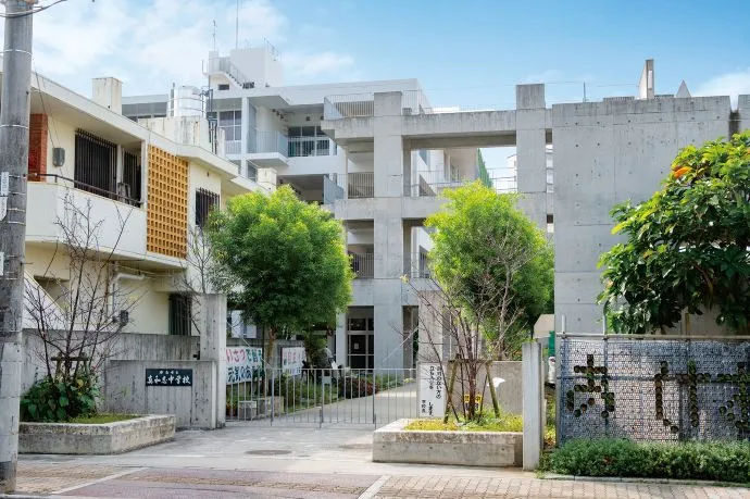 市立真和志中学怀斯埃斯特姆广场安里站彩公寓